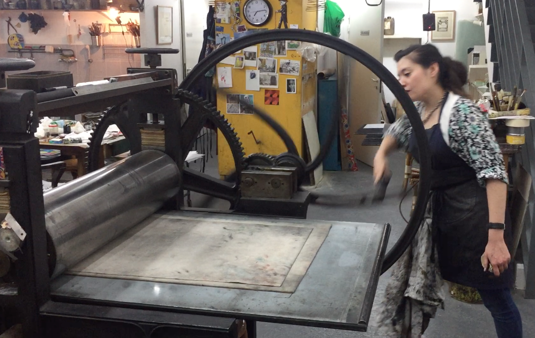 Video - Domitille Arai imprime la gravure de Yuichi Yokoyama sur les presses de l'atelier René Tazé