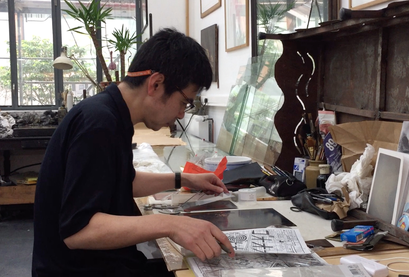Video - Yuichi Yokoyama en train de raliser une gravure sur cuivre