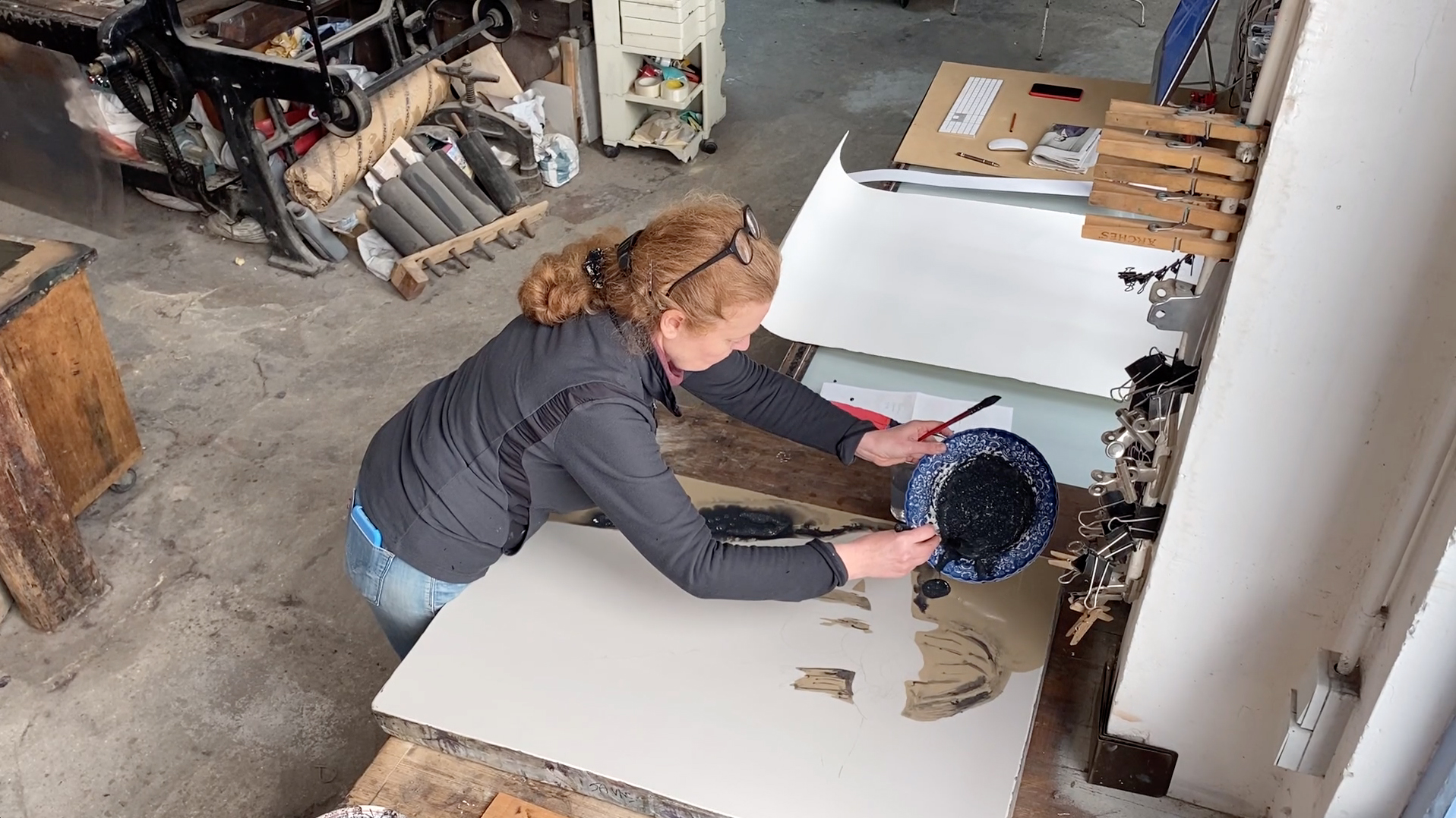 Video - Françoise Pétrovitch réalise les lavis sur la pierre qui sera imprimée en violine. Atelier A Fleur de Pierre, mai 2021