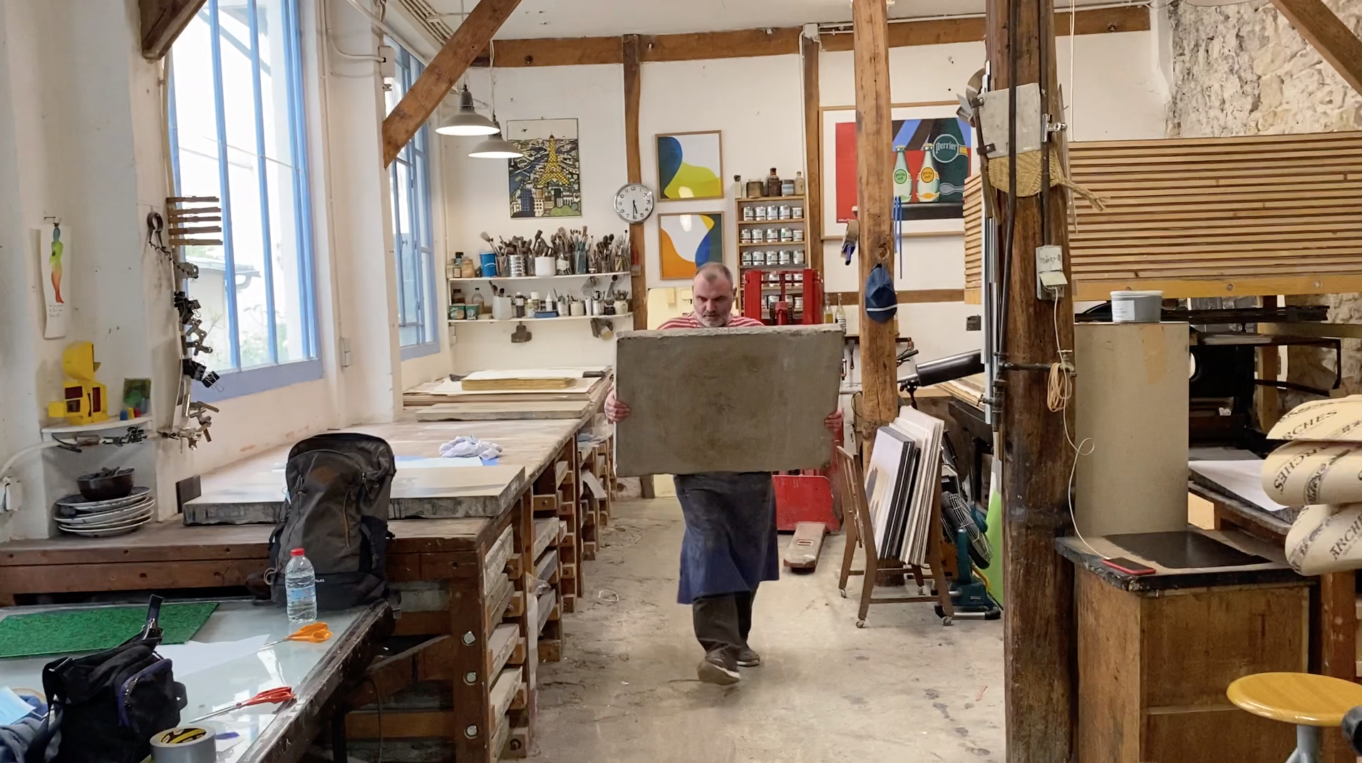 Video - Etienne de Champfleury en train de porter une pierre de plus de 80 kilos, atelier A Fleur de Pierre