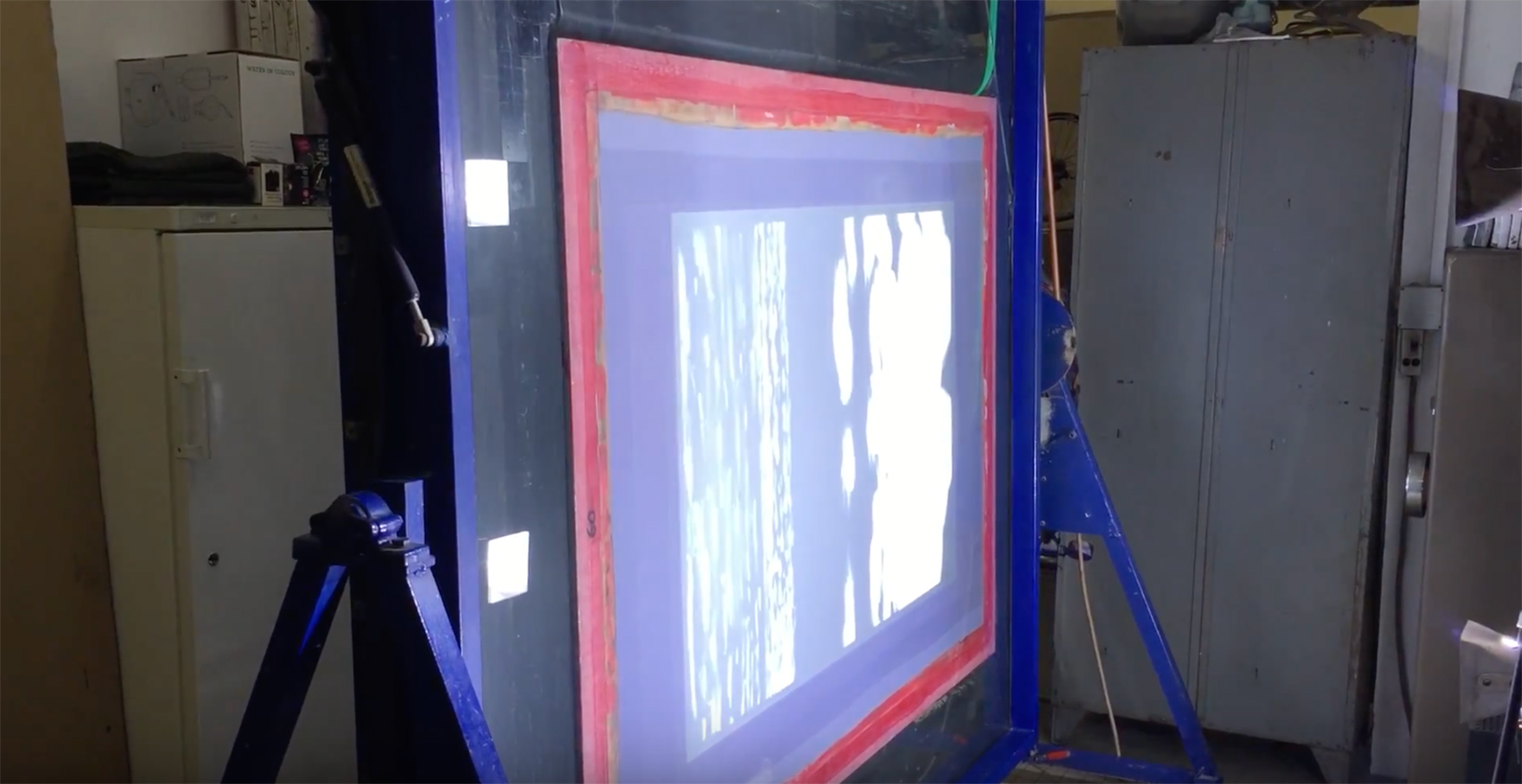 Video - Insolation d'un des écrans de la sérigraphie Parasol de Alain Séchas